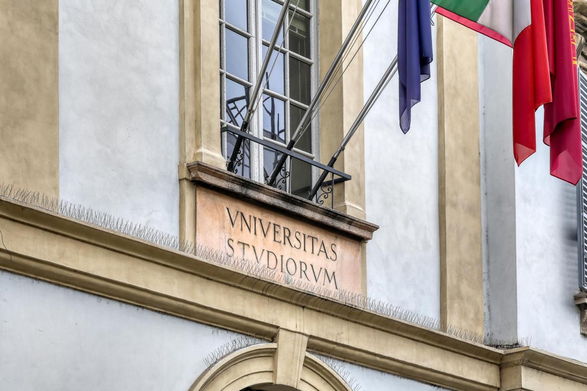 Suite Angolo Alla Stazione - Appartamento Con Terrazzo Panoramico Pavia Exterior photo